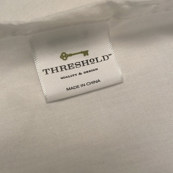 THRESHOLD Queen Gray Bed Skirt Lightly Used - Picture 4 of 7